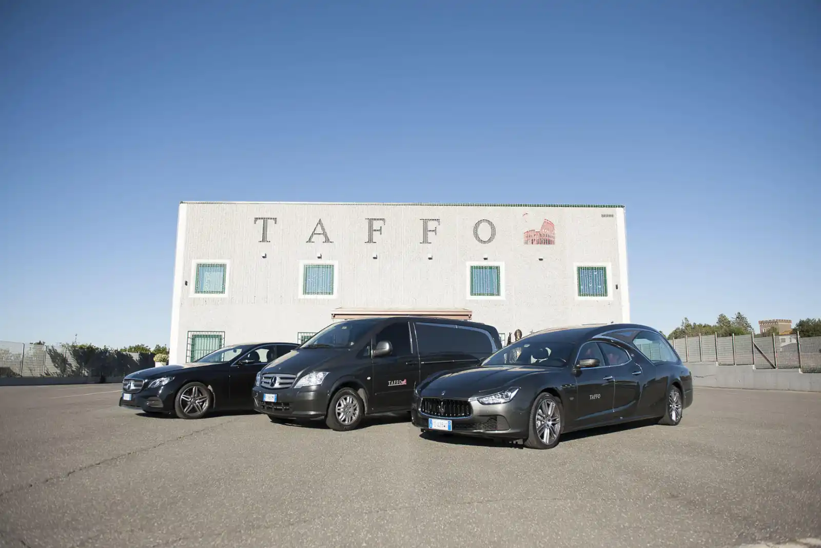 sede Taffo Roma con tre carri funebri parcheggiati davanti